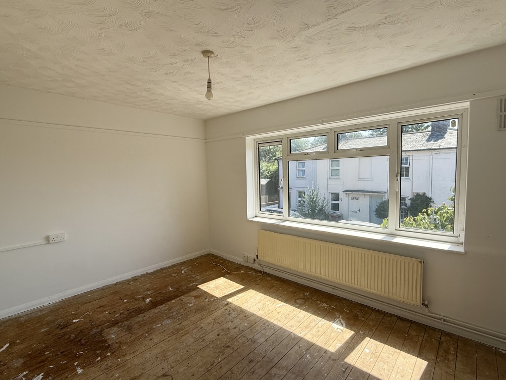 Lot: 50 - FLAT IN NEED OF IMPROVEMENT - Living Room in Flat in Need of Improvement